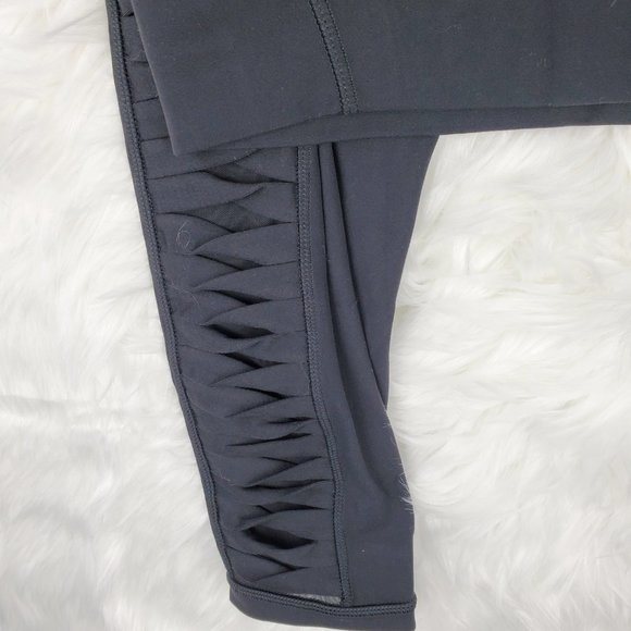 NWOT Athleta Black Salutation Twist 7/8 Leggings - Picture 6 of 8